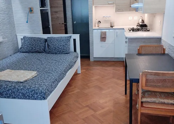 Sleeps 11 - Sea View - Balcony - Parking