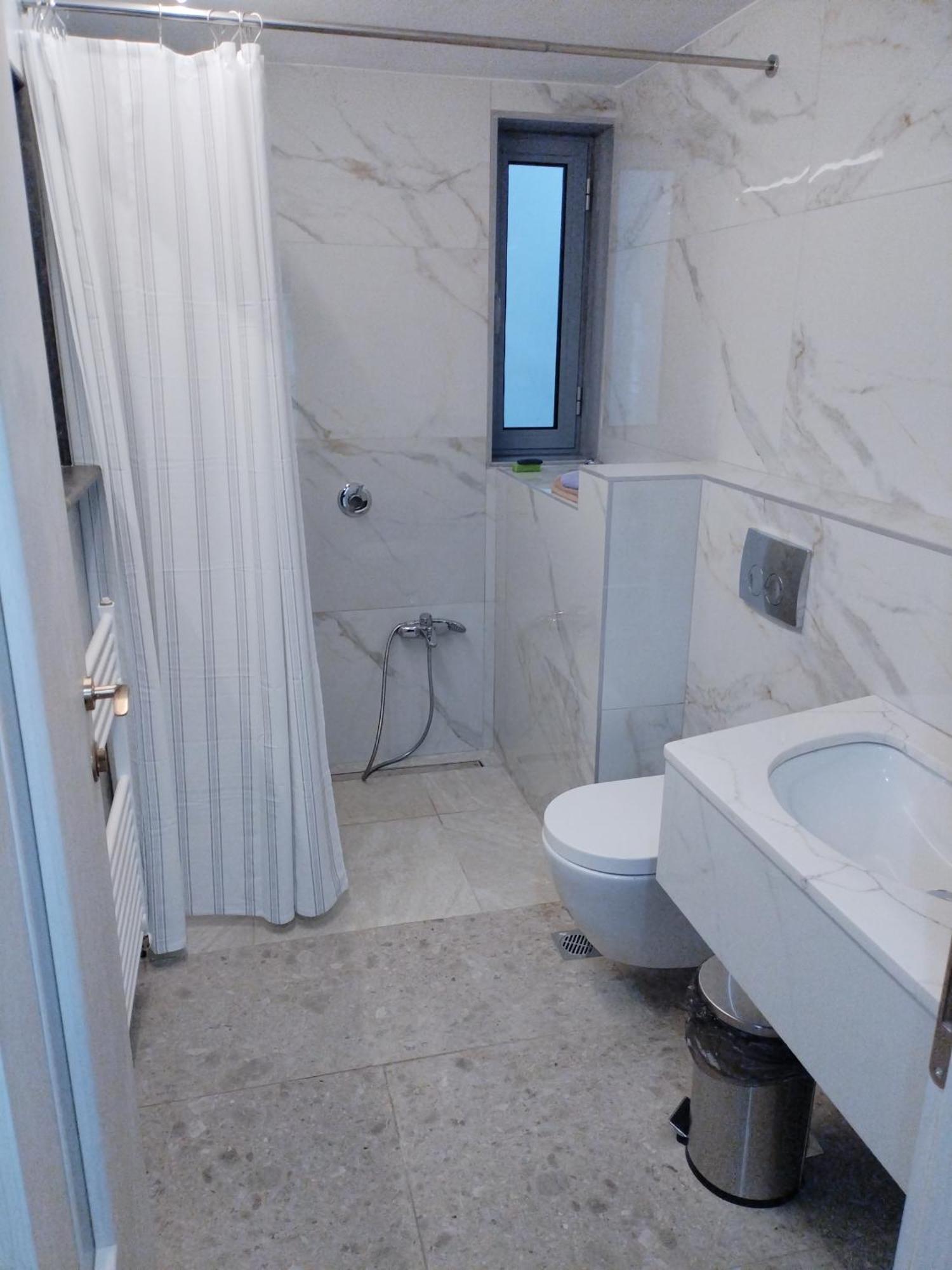 Sleeps 11 - Sea View - Balcony - Parking